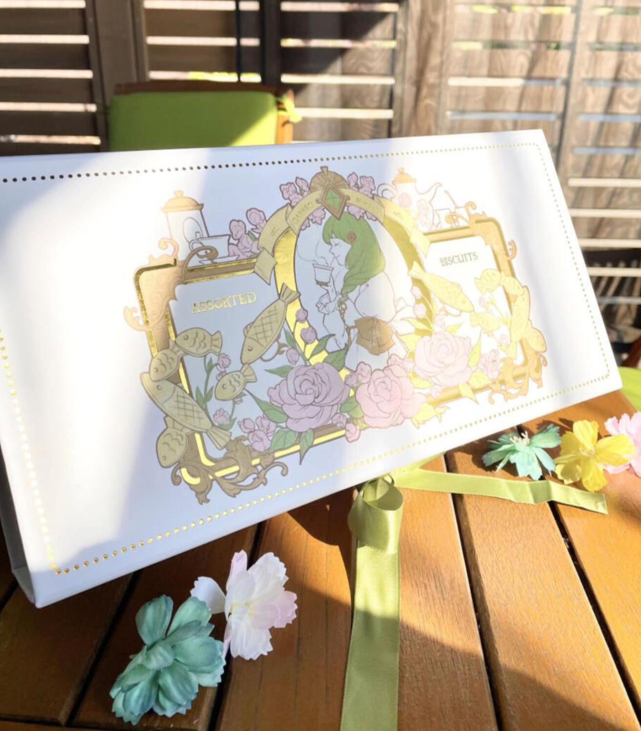 Package illustration by Saerinn and donotwander. Production and packaging design by enpalette.